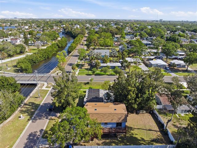 8221 RIVERSIDE DR NE, St Petersburg, FL 33702