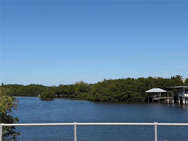 8221 RIVERSIDE DR NE, St Petersburg, FL 33702