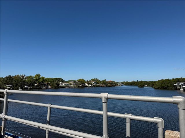 8221 RIVERSIDE DR NE, St Petersburg, FL 33702