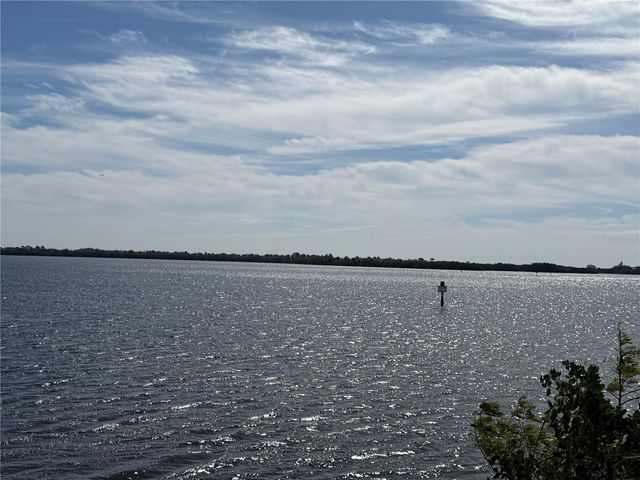 8221 RIVERSIDE DR NE, St Petersburg, FL 33702