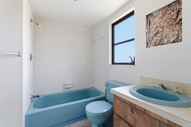 8221 RIVERSIDE DR NE, St Petersburg, FL 33702