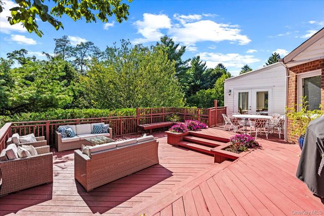 10 Vista Drive, Great Neck, NY 11021
