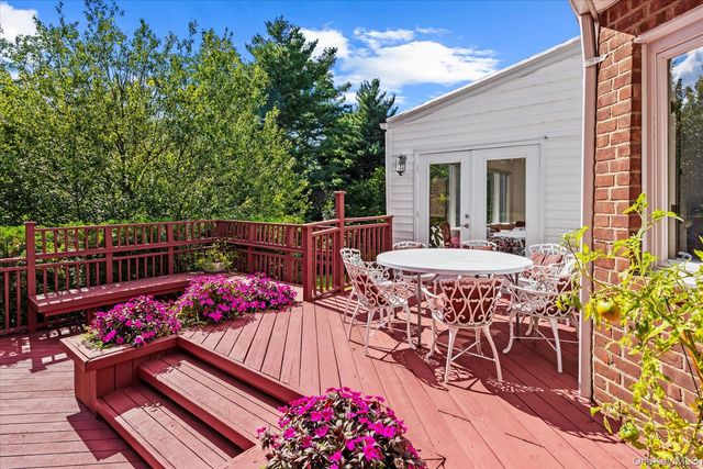 10 Vista Drive, Great Neck, NY 11021