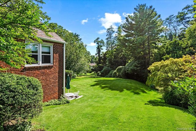 10 Vista Drive, Great Neck, NY 11021