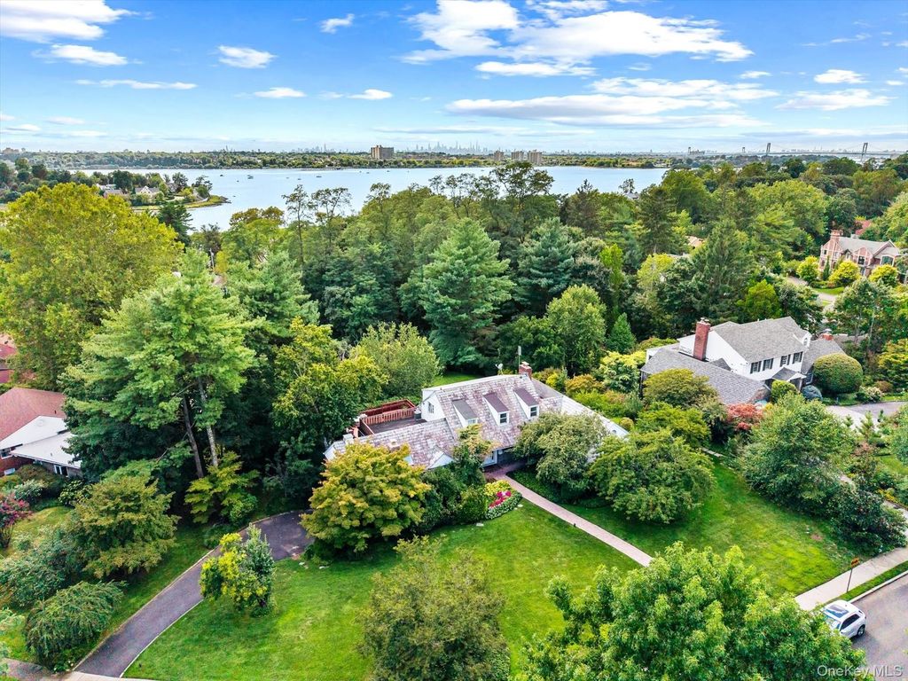 10 Vista Drive, Great Neck, NY 11021 — exterior