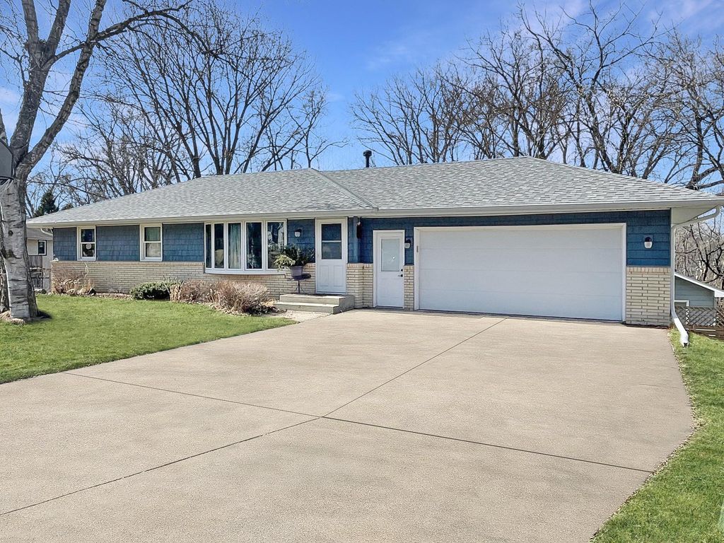 479 Centennial Drive, Roseville, MN 55113