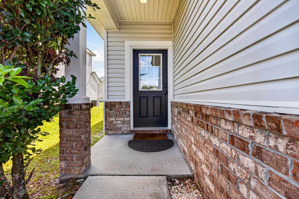 Image 5 of property listing at 202 Summer View Road, Summerville, SC 29486