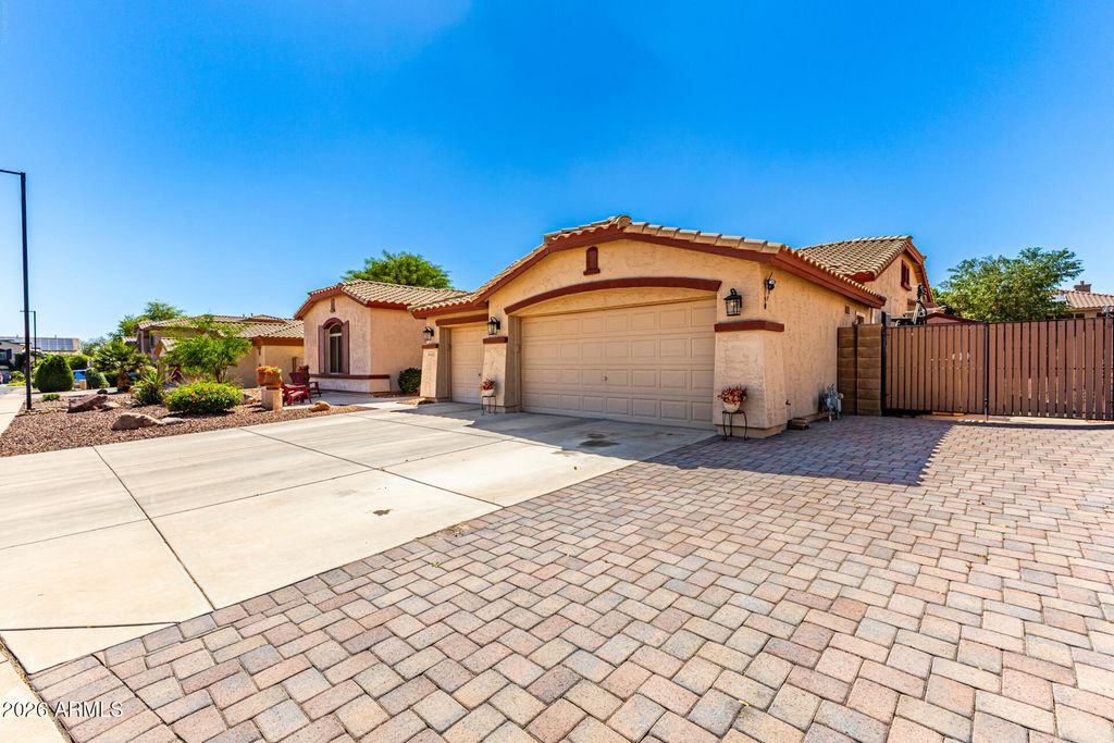 Image 4 of property listing at 5920 N 132ND Drive, Litchfield Park, AZ 85340
