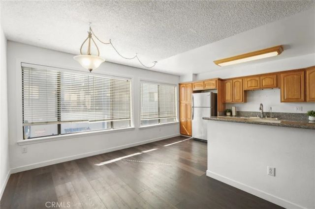 22038 Vanowen St. 215, Woodland Hills, CA 91303