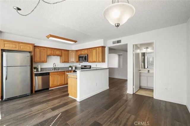 22038 Vanowen St. 215, Woodland Hills, CA 91303