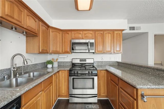 22038 Vanowen St. 215, Woodland Hills, CA 91303