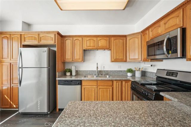 22038 Vanowen St. 215, Woodland Hills, CA 91303