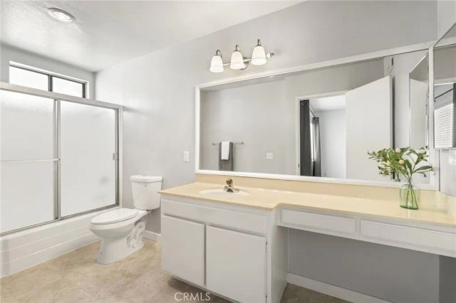 22038 Vanowen St. 215, Woodland Hills, CA 91303