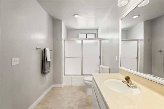 22038 Vanowen St. 215, Woodland Hills, CA 91303