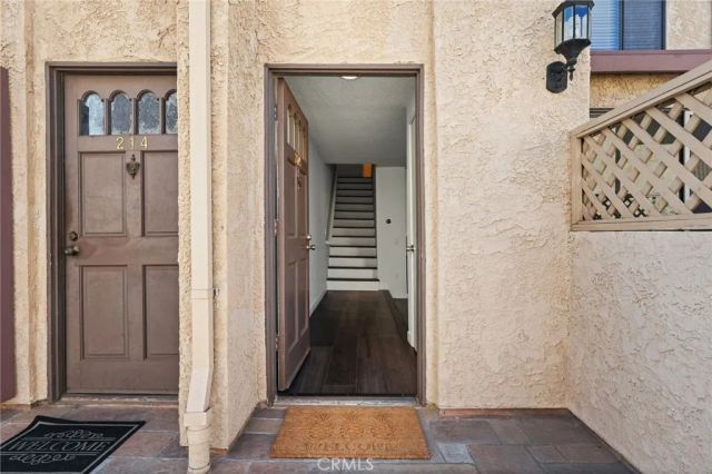 22038 Vanowen St. 215, Woodland Hills, CA 91303