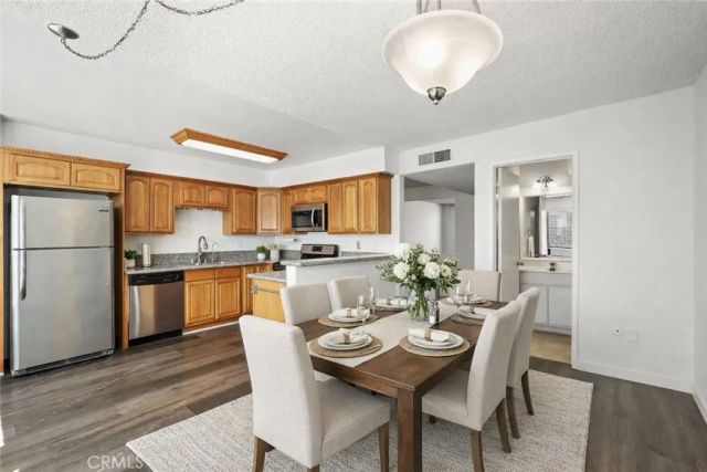 22038 Vanowen St. 215, Woodland Hills, CA 91303