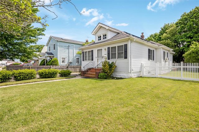11 Locust Avenue E, Farmingdale, NY 11735