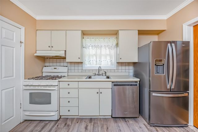 11 Locust Avenue E, Farmingdale, NY 11735