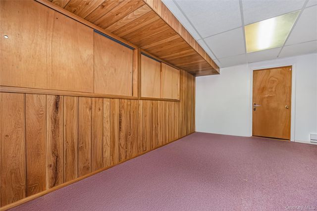 11 Locust Avenue E, Farmingdale, NY 11735