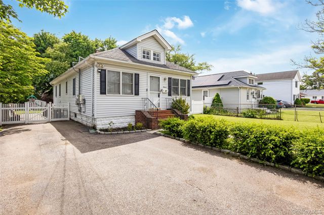 11 Locust Avenue E, Farmingdale, NY 11735