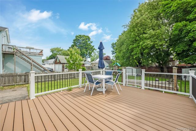 11 Locust Avenue E, Farmingdale, NY 11735