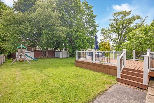 11 Locust Avenue E, Farmingdale, NY 11735