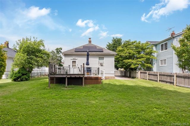 11 Locust Avenue E, Farmingdale, NY 11735