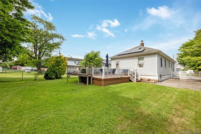 11 Locust Avenue E, Farmingdale, NY 11735