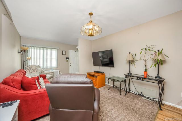 11 Locust Avenue E, Farmingdale, NY 11735