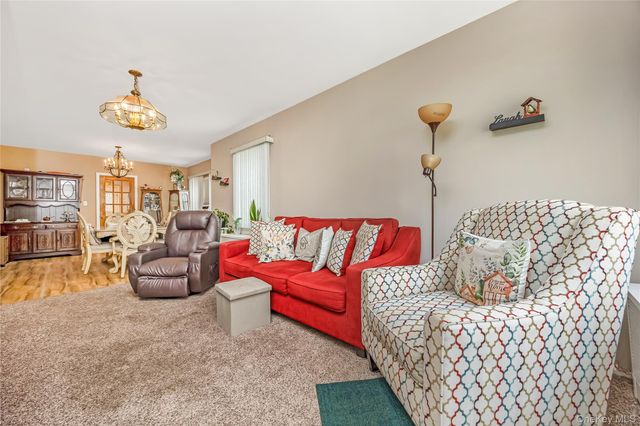 11 Locust Avenue E, Farmingdale, NY 11735