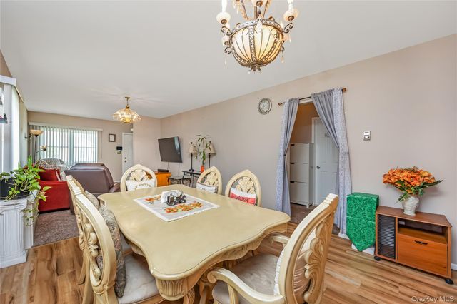 11 Locust Avenue E, Farmingdale, NY 11735