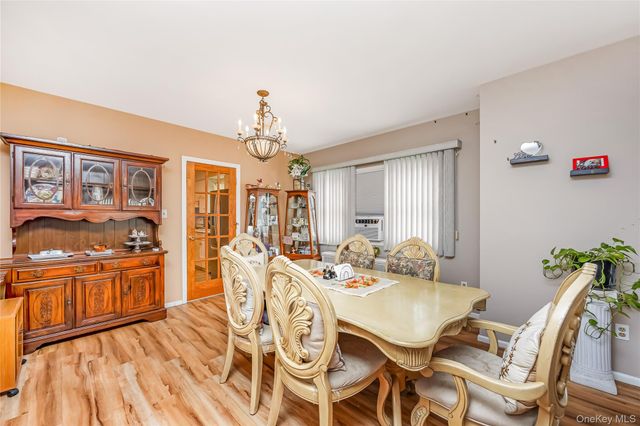 11 Locust Avenue E, Farmingdale, NY 11735
