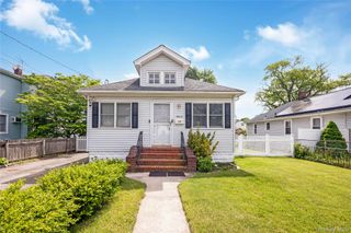 11 Locust Avenue E, Farmingdale, NY 11735