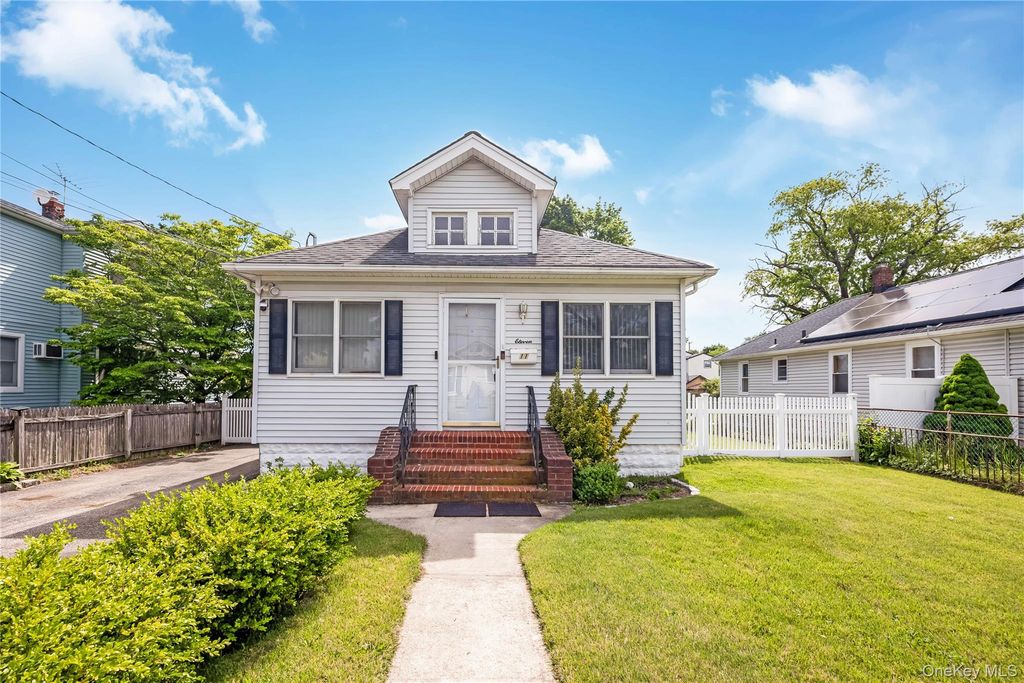 11 Locust Avenue E, Farmingdale, NY 11735