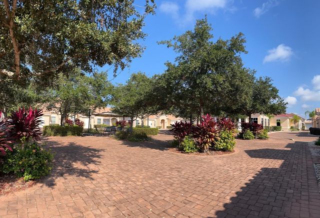 225 DAVID WALKER DRIVE C5, Tavares, FL 32778