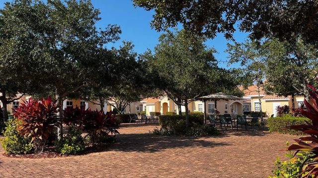 225 DAVID WALKER DRIVE C5, Tavares, FL 32778