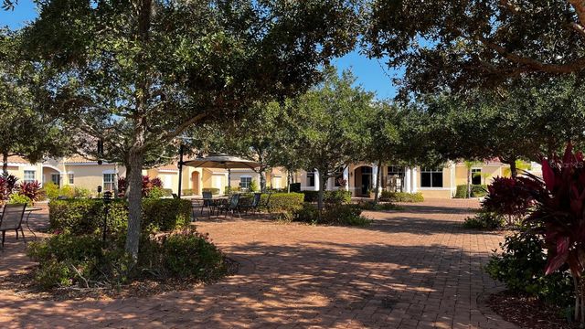 225 DAVID WALKER DRIVE C5, Tavares, FL 32778