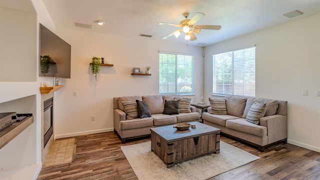 1892 Parkside Way, Oakdale, CA 95361