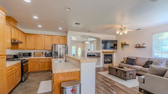 1892 Parkside Way, Oakdale, CA 95361