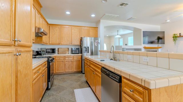 1892 Parkside Way, Oakdale, CA 95361