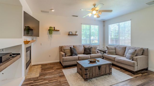 1892 Parkside Way, Oakdale, CA 95361