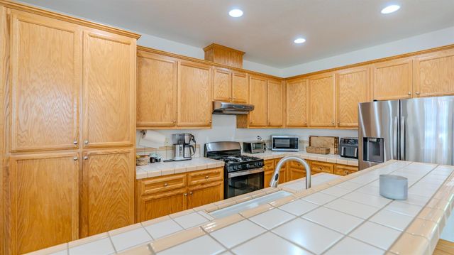 1892 Parkside Way, Oakdale, CA 95361