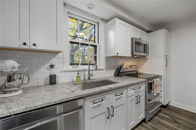 747 Fruithurst Dr, Mt Lebanon, PA 15228