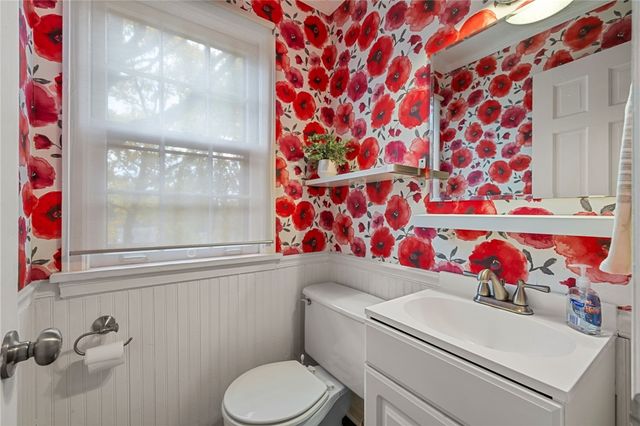 747 Fruithurst Dr, Mt Lebanon, PA 15228