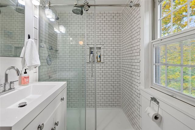 747 Fruithurst Dr, Mt Lebanon, PA 15228