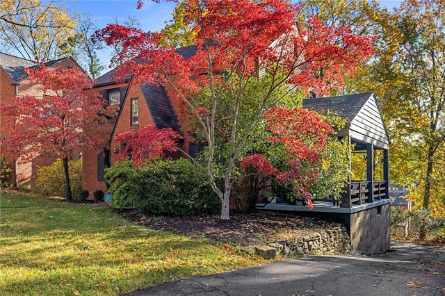 747 Fruithurst Dr, Mt Lebanon, PA 15228