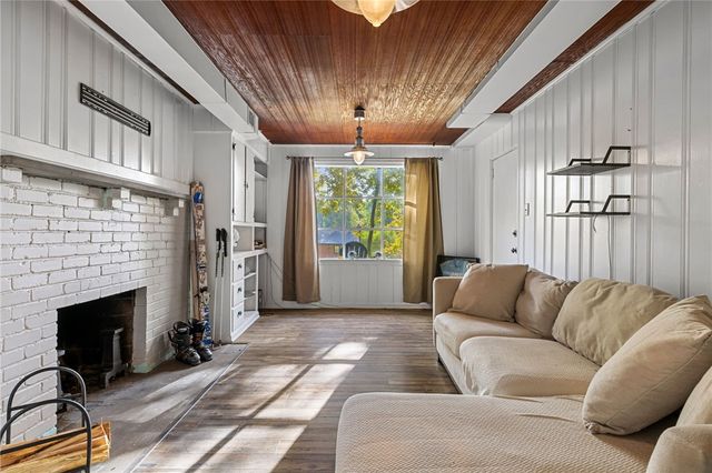 747 Fruithurst Dr, Mt Lebanon, PA 15228