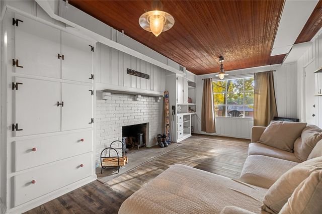 747 Fruithurst Dr, Mt Lebanon, PA 15228