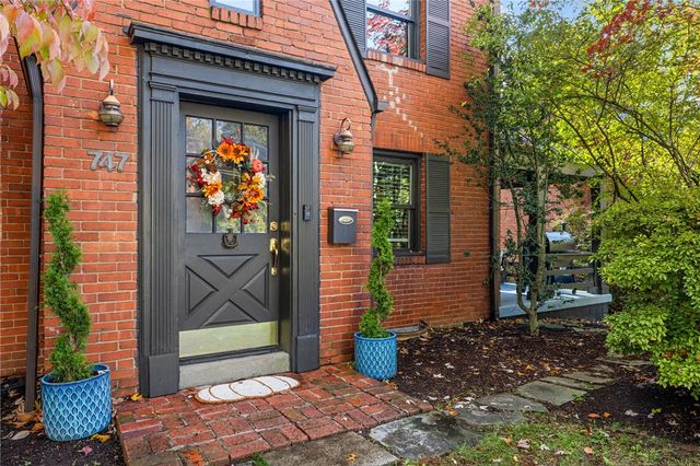 747 Fruithurst Dr, Mt Lebanon, PA 15228