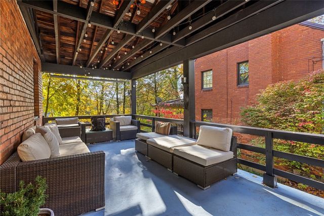 747 Fruithurst Dr, Mt Lebanon, PA 15228